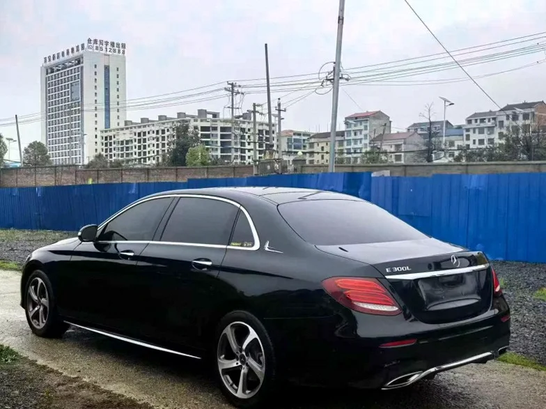 奔驰E 内饰后排