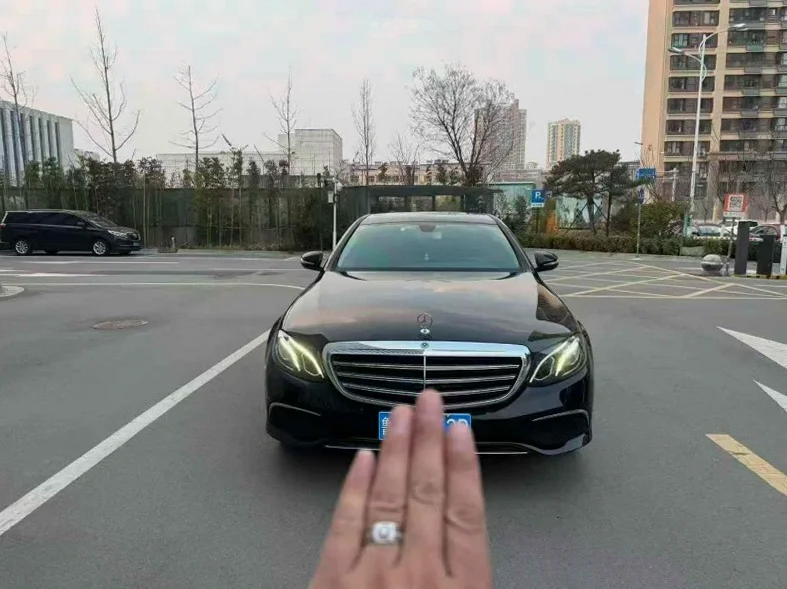 18年奔驰E200L时尚立标版