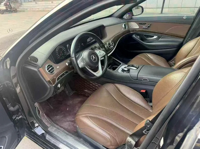 奔驰S 内饰前排