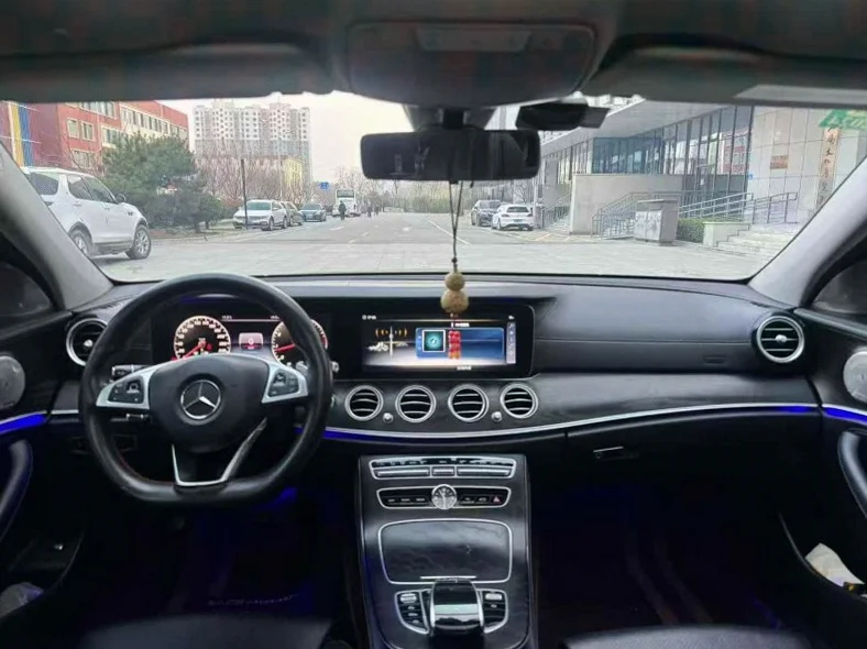 奔驰E 后面外观三