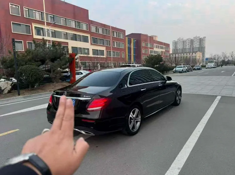 奔驰E 内饰前排