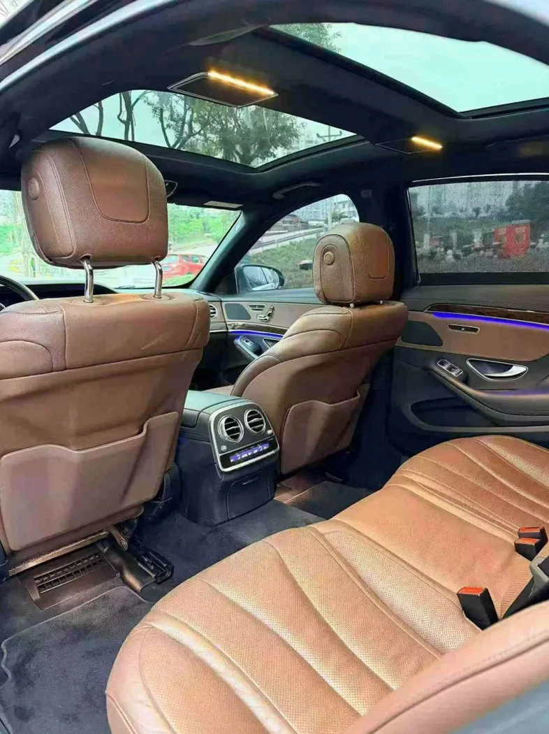 奔驰S 后面外观二