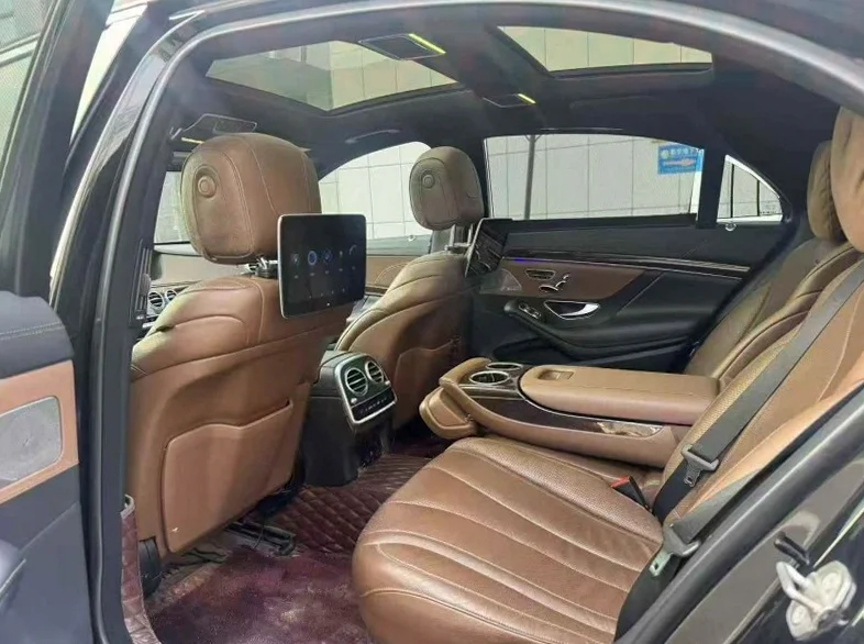 奔驰S 后面外观二