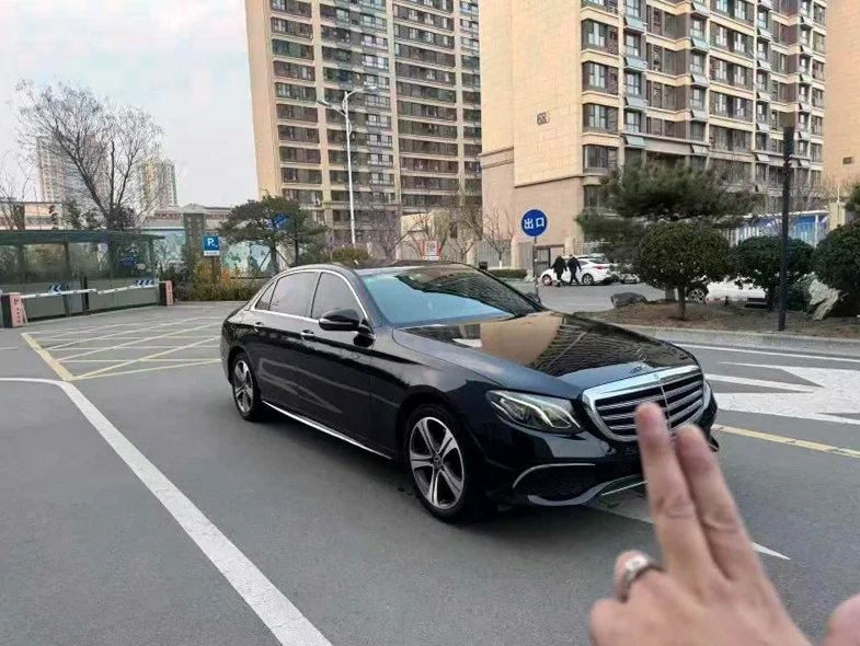 奔驰E 正面外观二