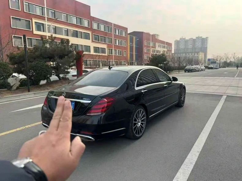 奔驰S 内饰后排