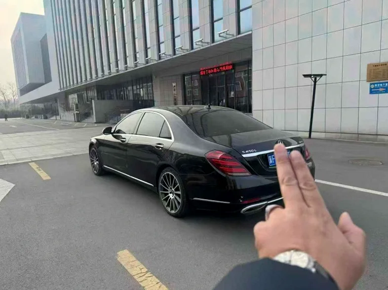 奔驰S 后面外观三