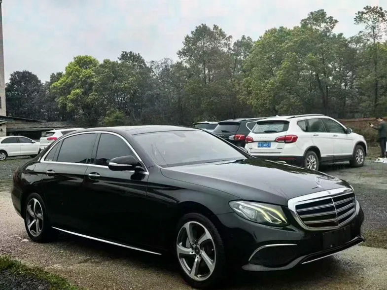 奔驰E 正面外观二