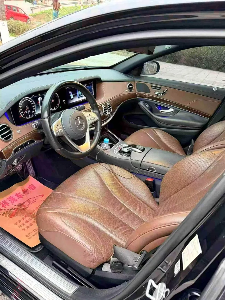 奔驰S 后面外观一