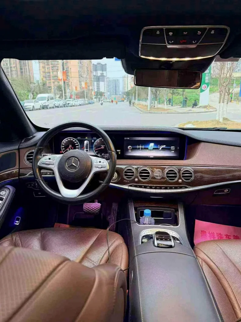 奔驰S 后面外观三