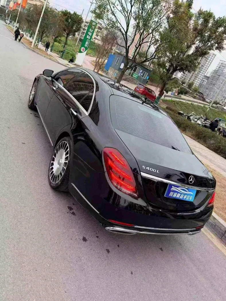 奔驰S 内饰后排