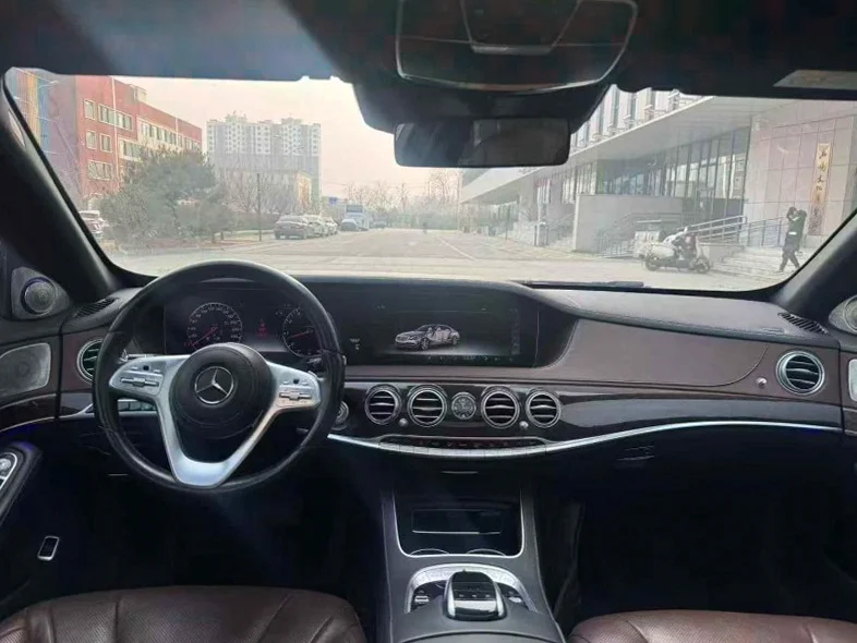 奔驰S 后面外观一