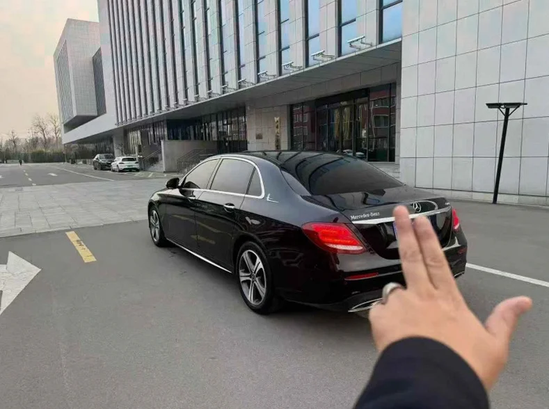 奔驰E 内饰后排