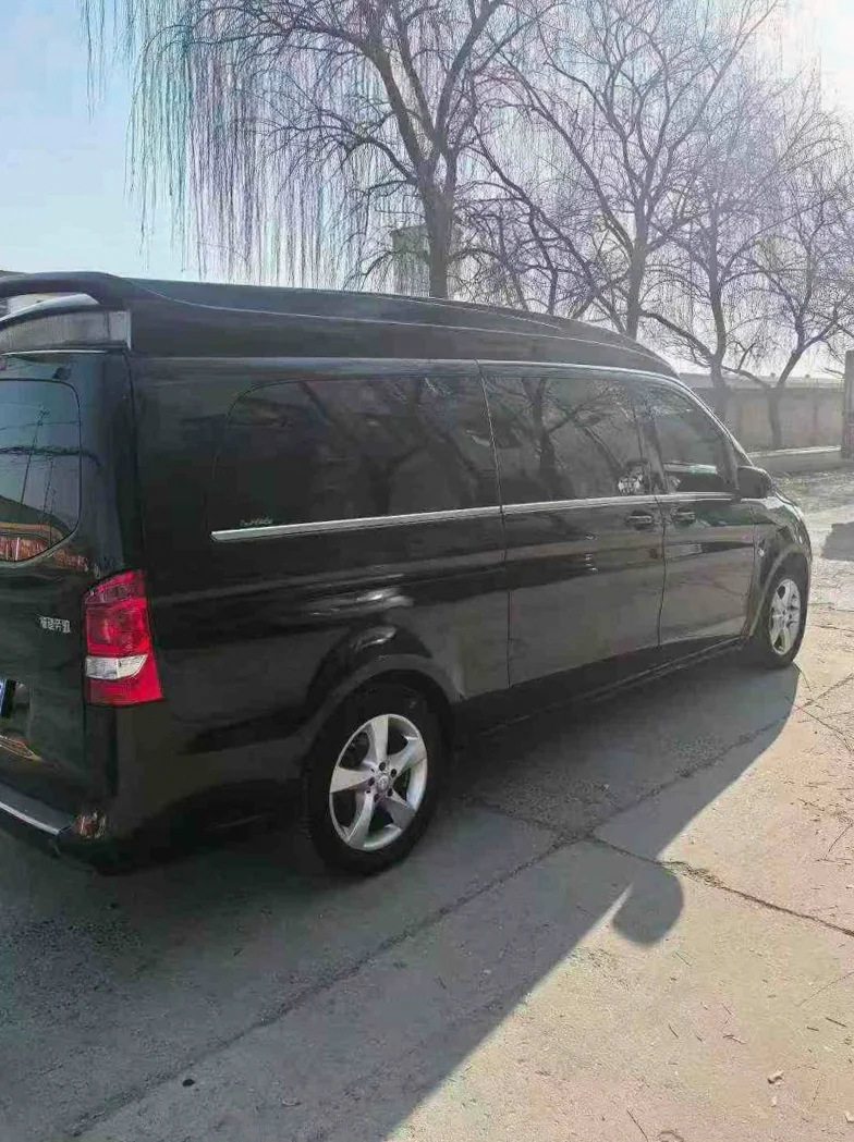 奔驰威霆 内饰后排