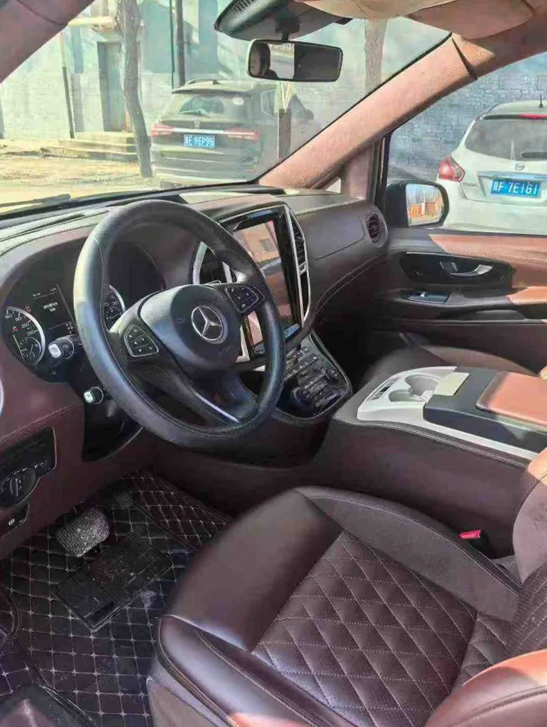 奔驰威霆 后面外观三