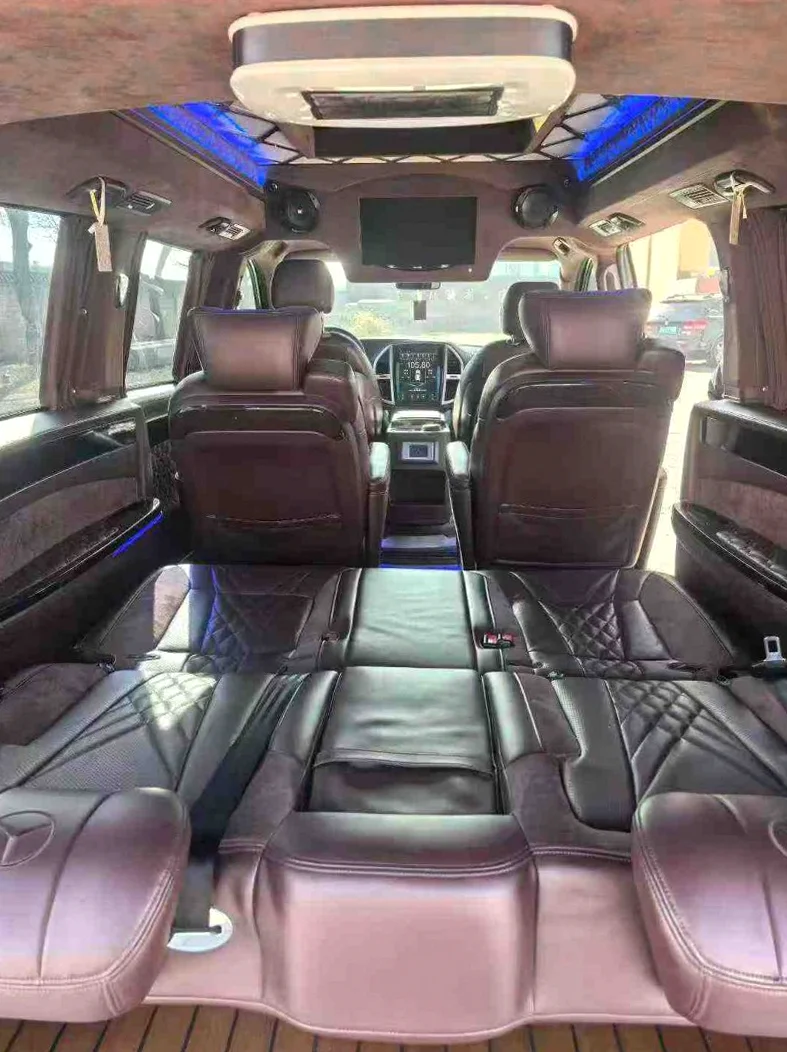 奔驰威霆 后面外观一