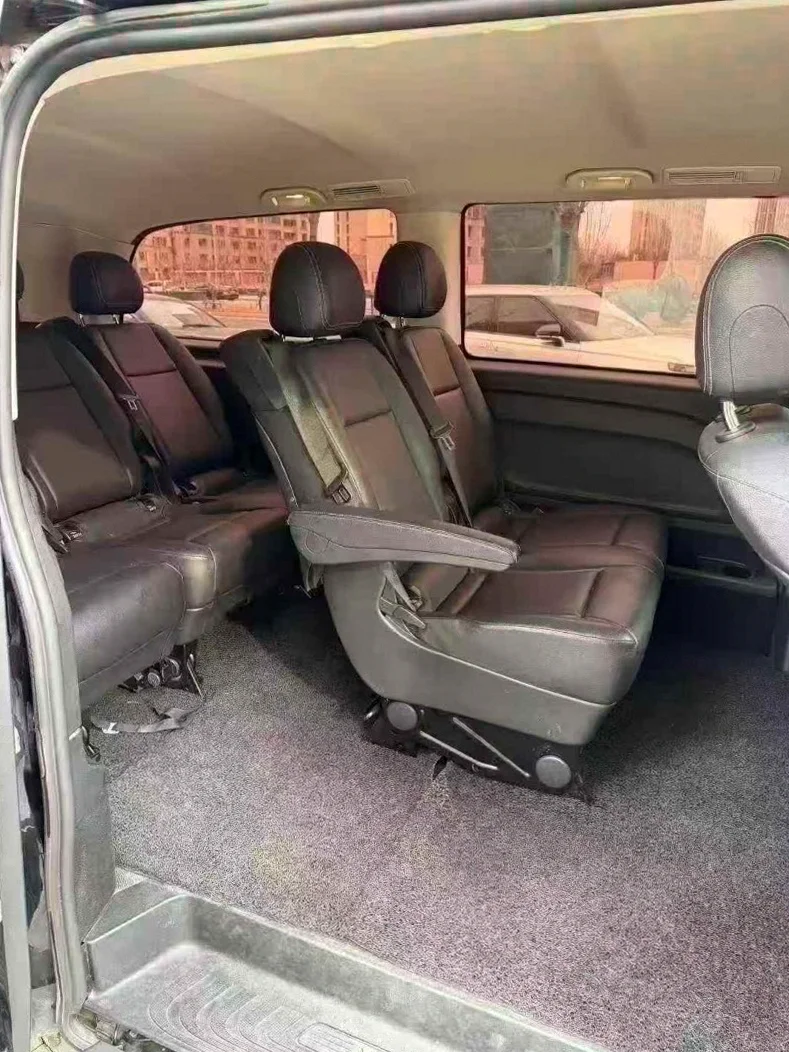 奔驰威霆 后面外观一