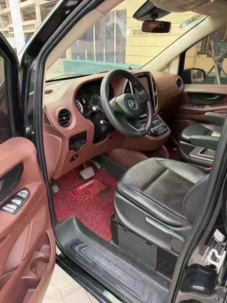 奔驰威霆 后面外观三