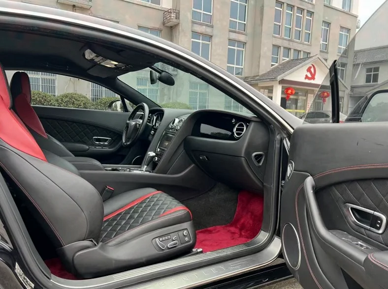 宾利欧陆 后面外观一