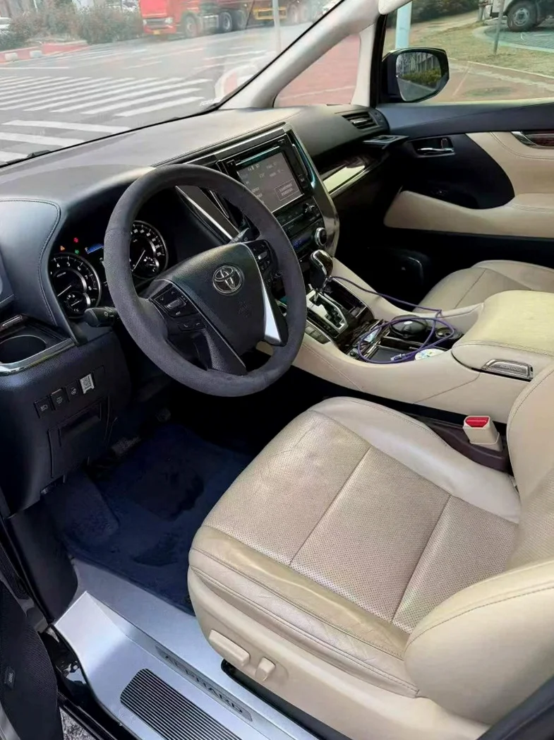 丰田埃尔法 后面外观二