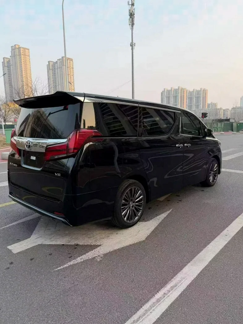 丰田埃尔法 后面外观三