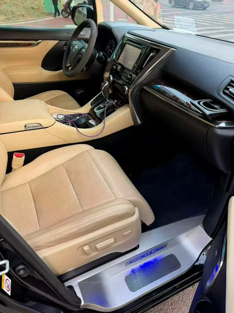 丰田埃尔法 后面外观一