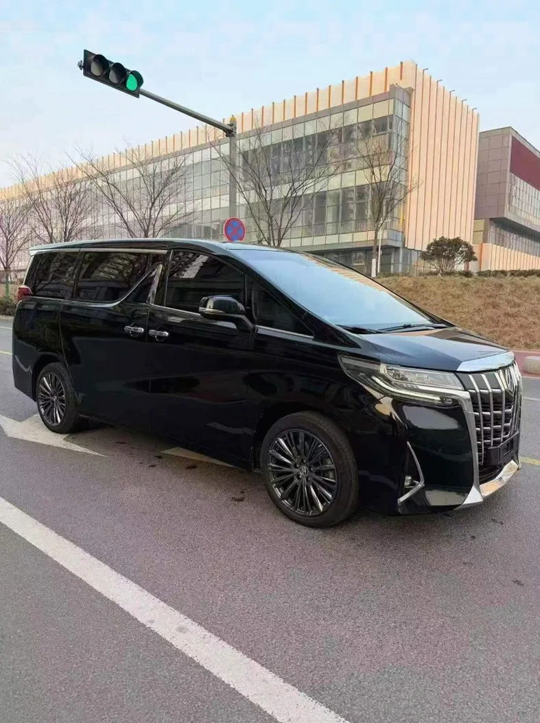 丰田埃尔法 正面外观二