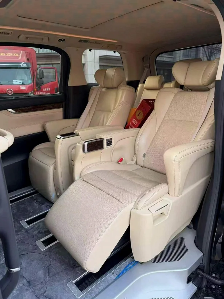 丰田埃尔法 正面外观三