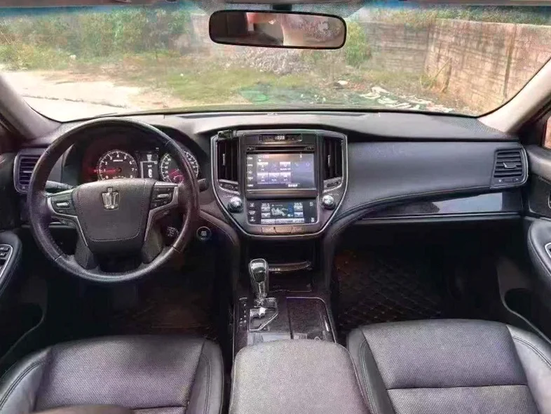 丰田皇冠 后面外观一