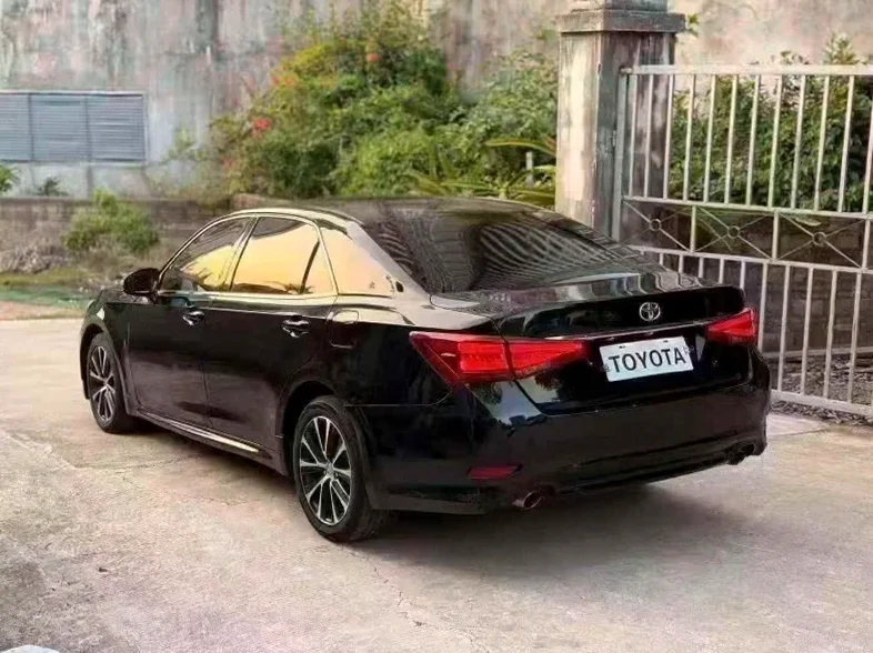 丰田皇冠 内饰后排