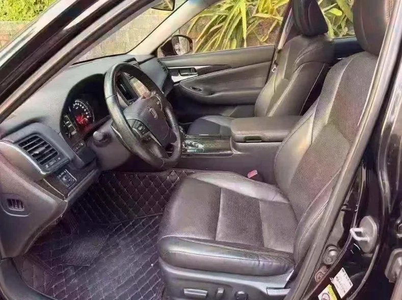 丰田皇冠 后面外观三