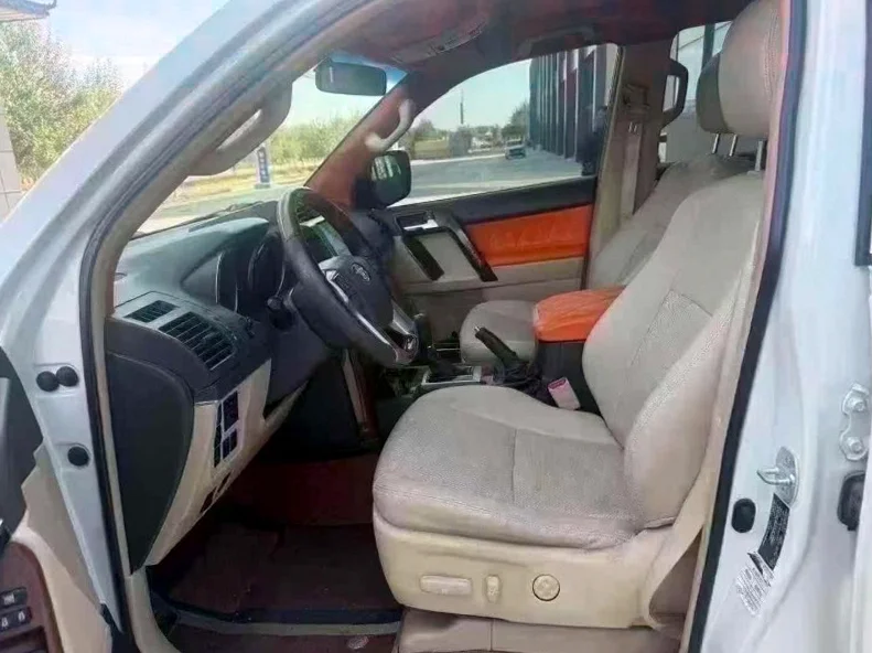 丰田普拉多 内饰前排