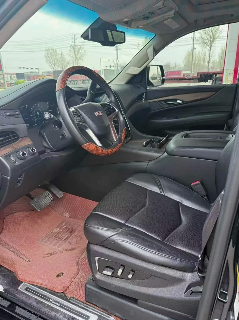 凯迪拉克凯雷德 后面外观一