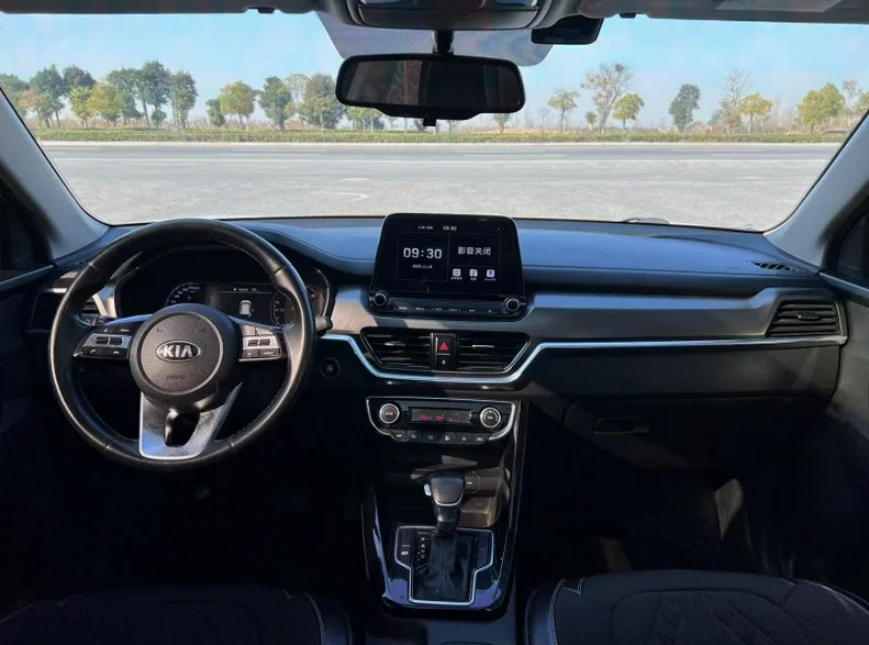 起亚智跑 内饰前排