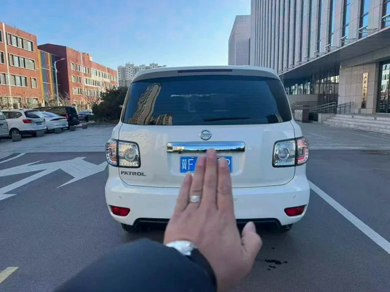 日产途乐 驾驶室