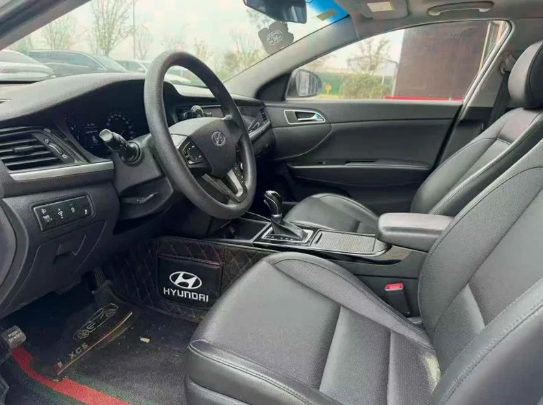 现代名图 后面外观一