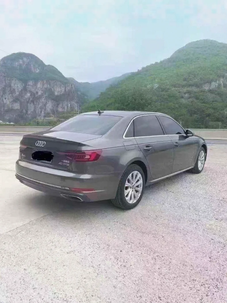 奥迪A4L 内饰后排