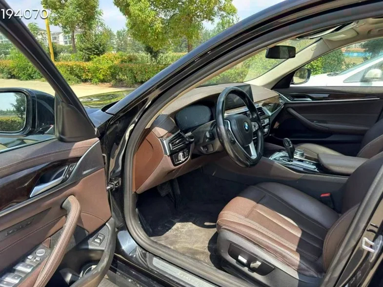 宝马5系 后面外观一