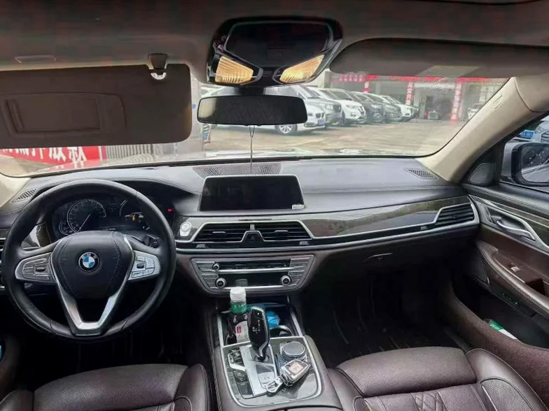 宝马7系 正面外观三