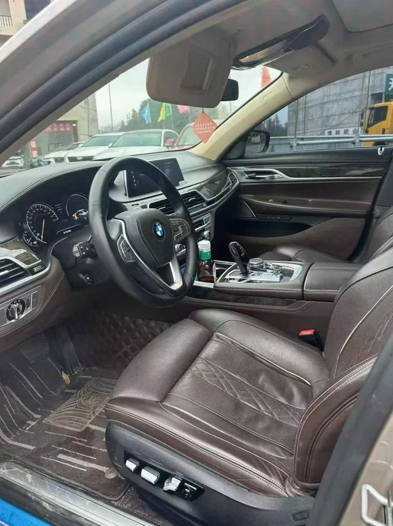 宝马7系 后面外观二