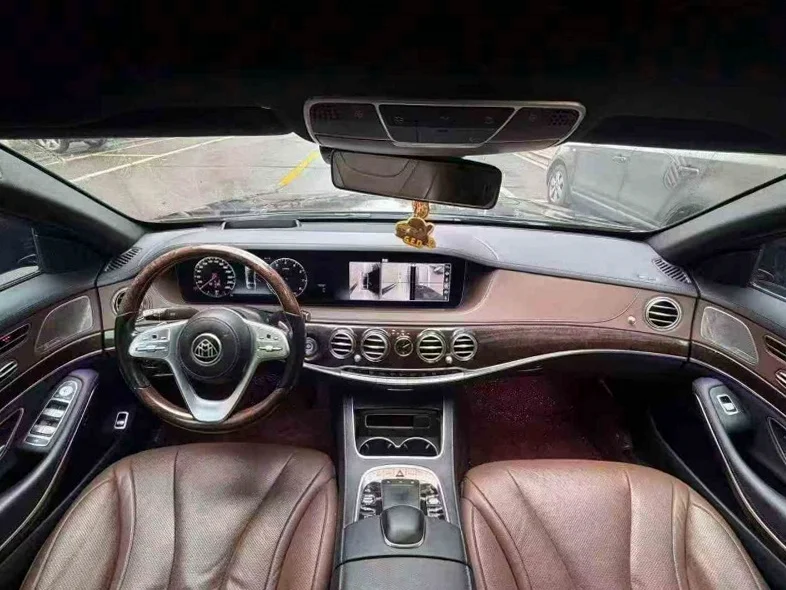 奔驰S 后面外观二