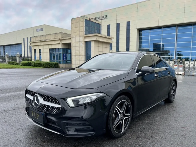 奔驰A 正面外观三