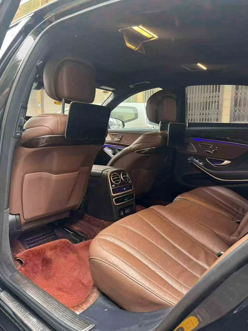 奔驰S 后面外观一