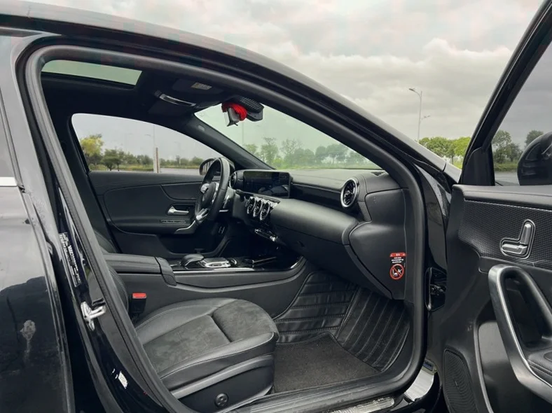 奔驰A 内饰前排