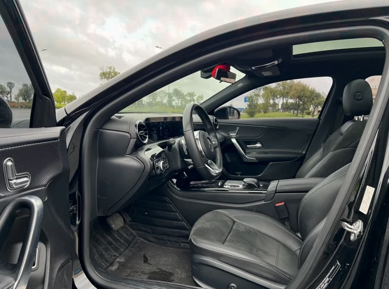 奔驰A 后面外观一