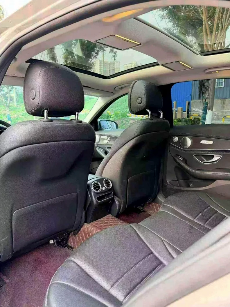 奔驰C 后面外观一