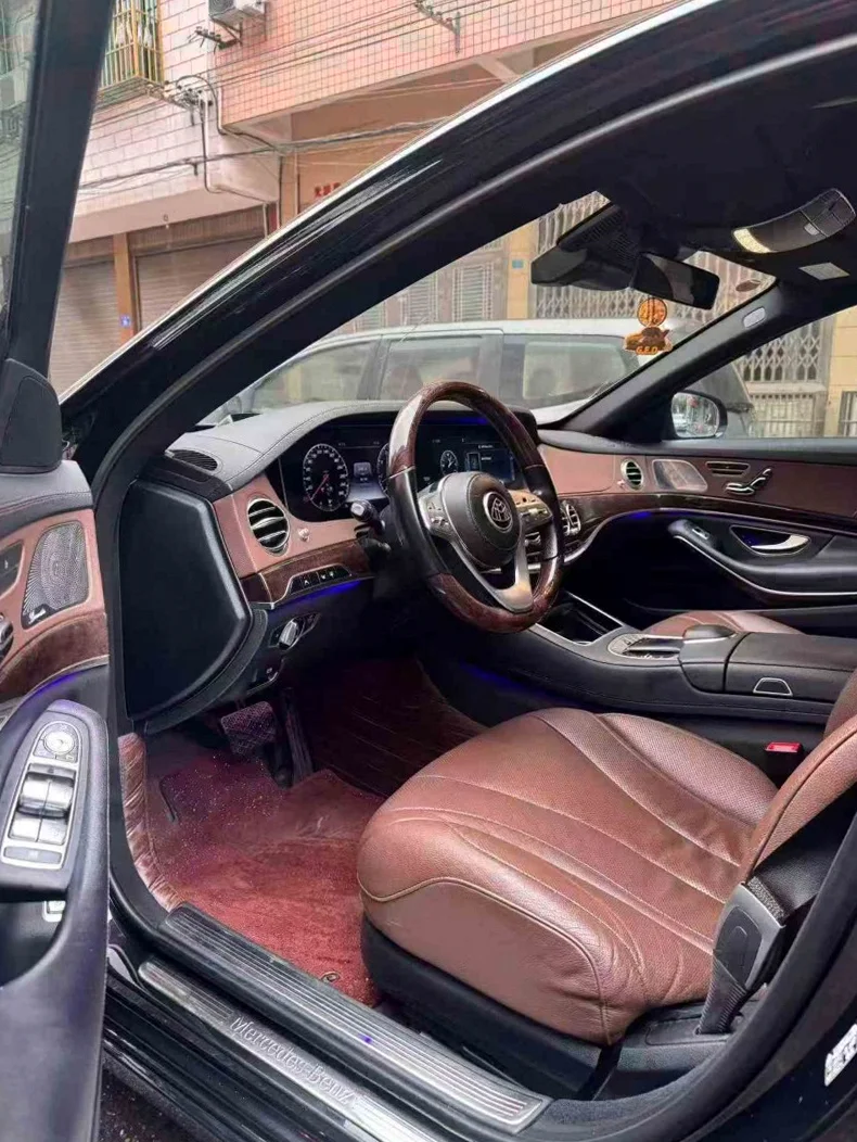 奔驰S 后面外观三