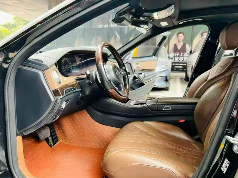 奔驰迈巴赫S级 后面外观三