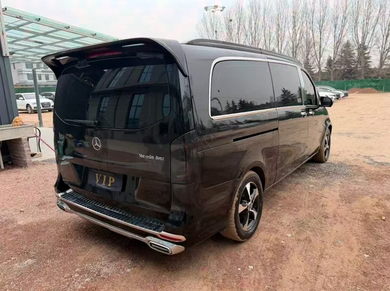 奔驰威霆 内饰后排