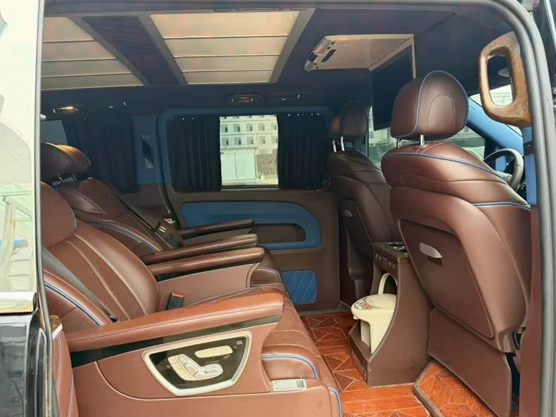 奔驰威霆 后面外观一