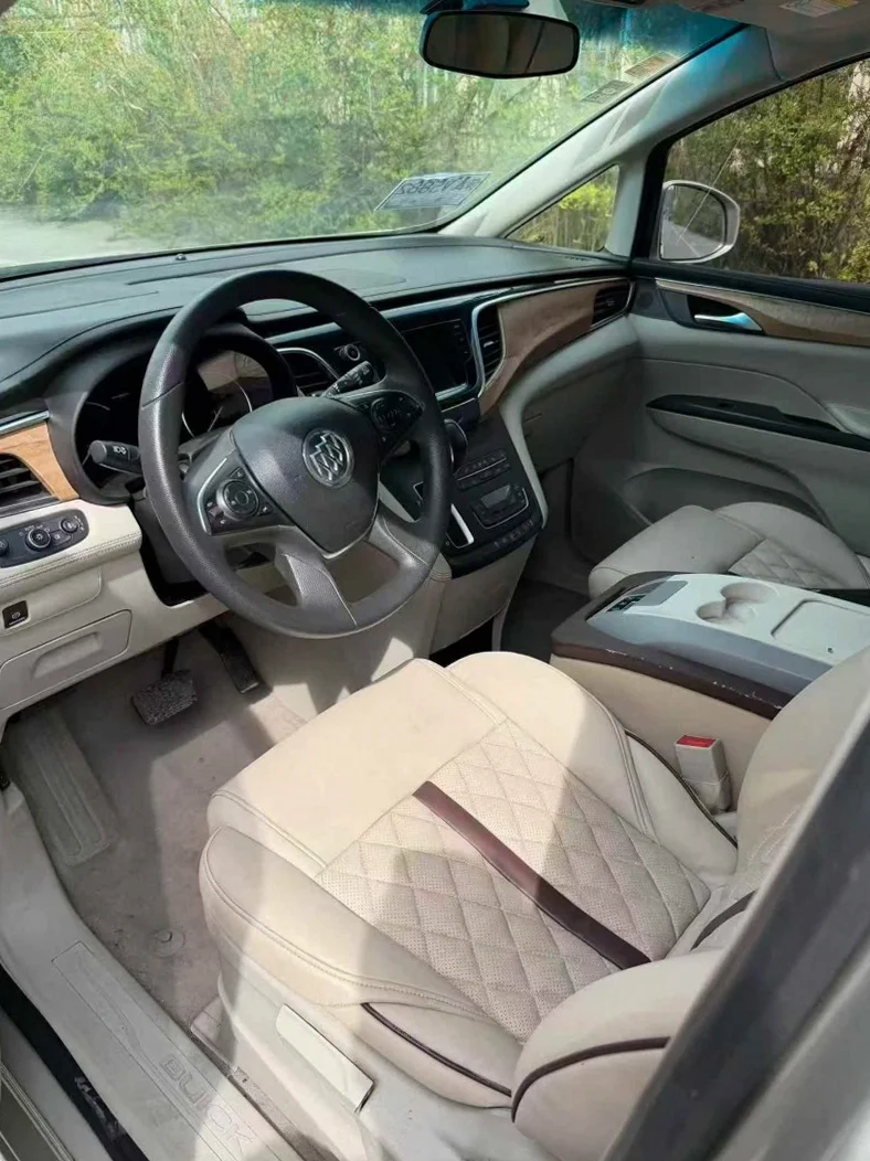 别克GL8 内饰前排